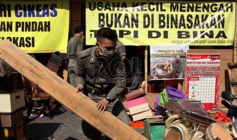  Petugas Satpol PP menertibkan kios-kios pedagang di Stasiun Cikini, Jakarta Pusat, Kamis (22/8).  ( Republika/Yasin Habibi)