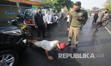 Solo dan Kediri memberikan sanksi sosial bagi pelanggar masker. Ilustrasi hukuman tak pakai masker.