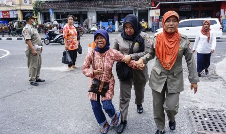 Petugas Satpol PP merazia gelandangan dan pengemis (ilustrasi).