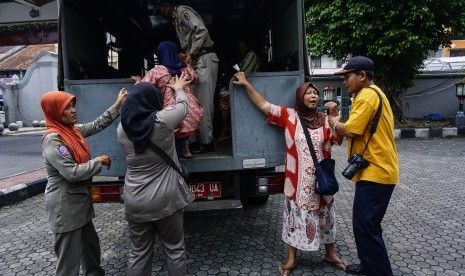 Tim Gabungan Tertibkan Pengamen dan Pengemis di Surabaya (ilustrasi).