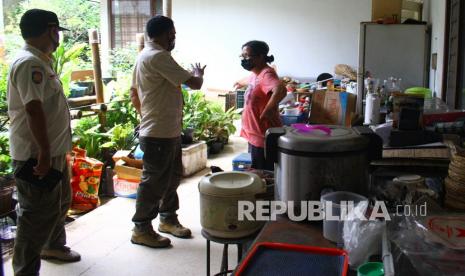 Petugas Satpol PP merazia sebuah restoran yang diduga menjual masakan daging anjing. Pemkot Bandung akan tetap mengidentifikasi tempat-tempat yang menjual anjing konsumsi.