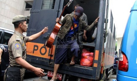  Petugas Satpol PP merazia sejumlah gelandangan dan pengemis di kawasan Blok M, Jakarta Selatan, Jumat (5/7).  (Republika/Yasin Habibi)