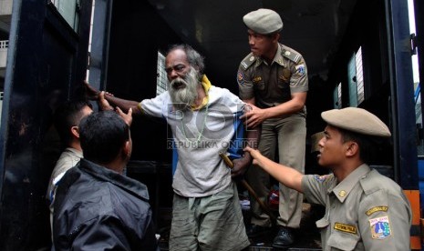  Petugas Satpol PP merazia sejumlah gelandangan dan pengemis di kawasan Blok M, Jakarta Selatan, Jumat (5/7).  (Republika/Yasin Habibi)