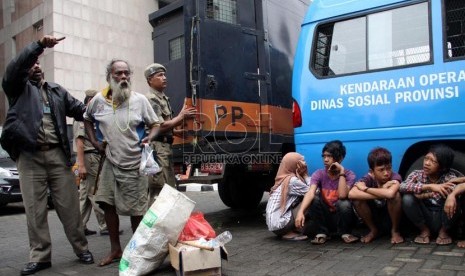  Petugas Satpol PP merazia sejumlah gelandangan dan pengemis di kawasan Blok M, Jakarta Selatan, Jumat (5/7).  (Republika/Yasin Habibi)