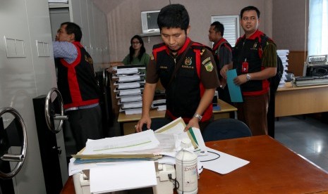 Petugas Satuan Khusus Pemberantasan Korupsi Kejaksaan Agung menggeledah ruangan Kabag Keuangan DPRD Sumatera Utara di Medan, Senin (9/11). 