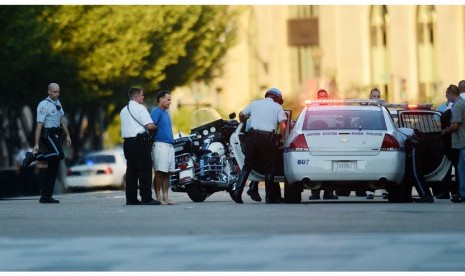 Petugas Secret Service menahan seorang pria depan Gedung Putih di Washington DC, Senin (16/9) waktu setempat.    ( EPA / Olivier Douliery)