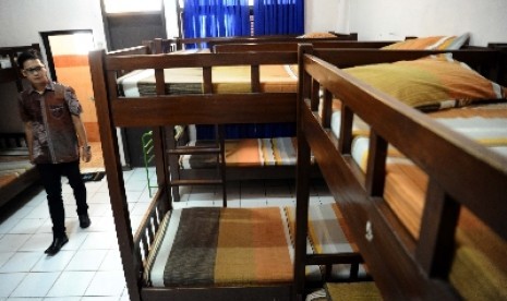  Petugas sedang berada dalam ruang kamar Mina A110 di Asrama Haji, Bekasi, Jawa Barat, 