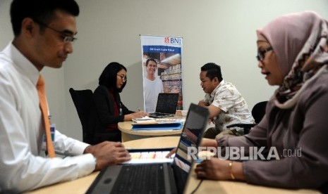  Petugas sedang berbincang dengan debitur di kantor penyaluran Kredit Usaha Rakyat (KUR) Bank BNI, Jakarta, Rabu (24/1).