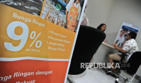 Petugas sedang berbincang dengan debitur di kantor penyaluran Kredit Usaha Rakyat (KUR) di salah satu bank penyalur KUR. ilustrasi.