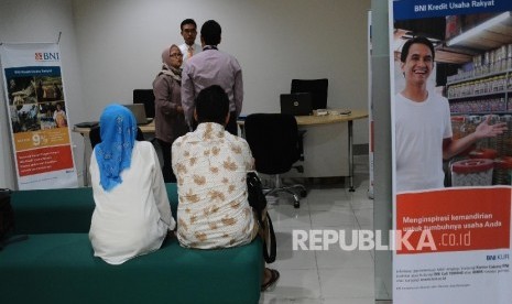 Petugas sedang berbincang dengan debitur di kantor penyaluran Kredit Usaha Rakyat (KUR)Bank BNI, Jakarta, Rabu (24/1).