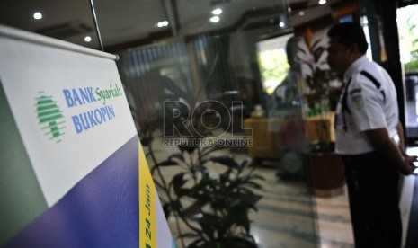 Petugas sedang berjaga di kantor Bank Syariah, Jakarta, Selasa (23/6).