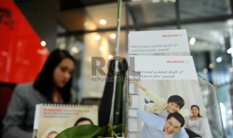 Petugas sedang berjaga di Kantor pusat Customer Care Prudential, Jakarta, Kamis (25/6). 