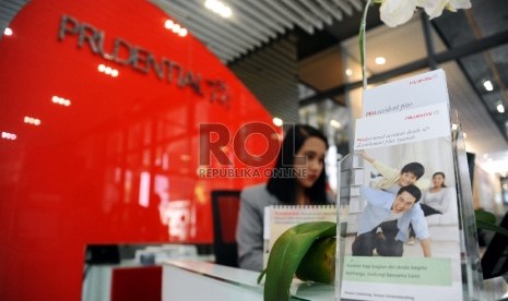 Petugas sedang berjaga di Kantor pusat Customer Care Prudential, Jakarta, Kamis (25/6).