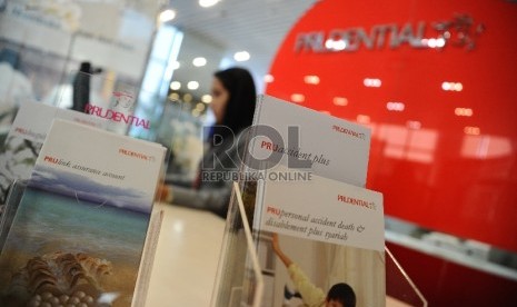 Petugas sedang berjaga di Kantor pusat Customer Care Prudential, Jakarta, Kamis (25/6).