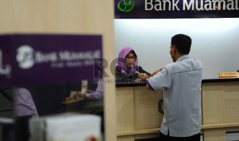  Petugas sedang melakukan pelayanan di Bank Muamalat, Jakarta. ilustrasi