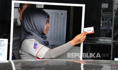 Petugas sedang melakukan pelayanan pembayaran di Gerbang Tol 