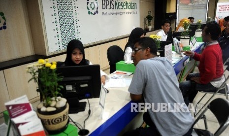 Petugas sedang melakukan pendataan pada pelayanan BPJS Kesehatan di Jakarta, Senin (14/3).