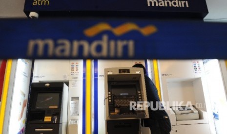  Petugas sedang melakukan pengecekan Anjungan Tunai Mandiri (ATM) di Jakarta. (ilustrasi)