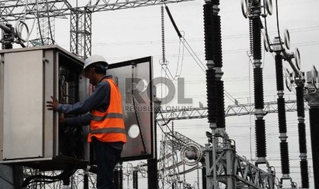 Petugas sedang melakukan pengecekan saat pemasangan trafo Interbus 500 Mega Volt Ampere (MVA) baru di Gardu Induk Tegangan Ekstra Tinggi (GITET), Balaraja, Tangerang, .  (Republika/Tahta Aidilla)