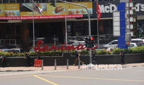 Petugas sedang melakukan penyerangan terhadap dugaan pelaku saat terjadinya ledakan bom di kawasan Sarinah, Jakarta,Kamis (14/1).