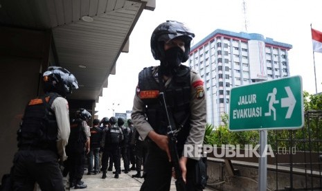  Petugas sedang melakukan penyisiran pelaku saat terjadinya ledakan bom di gedung Jaya, Sarinah, Jakarta,Kamis (14/1).