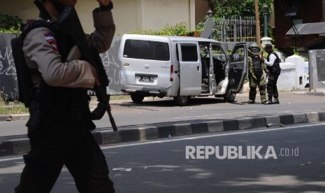 Petugas sedang melakukan penyisiran saat terjadinya ledakan bom di kawasan Sarinah, Jakarta,Kamis (14/1).