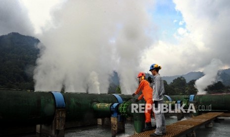 Petugas sedang melakukan perawatan rutin menara pendingin Pusat Listrik Tenaga Panas Bumi (PLTP) Indonesia Power di Pamijahan, Bogor, Jawa Barat,Kamis (21/4). (Republika/ Tahta Aidilla)