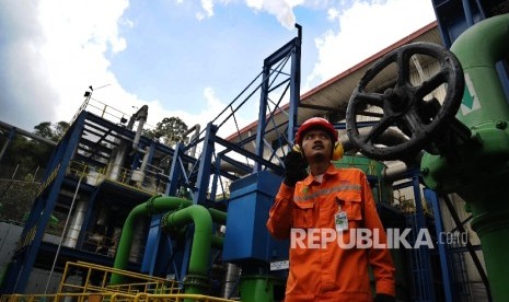 Petugas sedang melakukan perawatan rutin Pusat Listrik Tenaga Panas Bumi (PLTP) Indonesia Power di Pamijahan, Bogor, Jawa Barat,Kamis (21/4). (Republika/Tahta Aidilla)