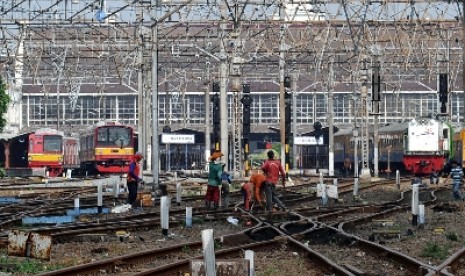 Petugas sedang melakukan perawatan wesel di stasiun Kota, Jakarta