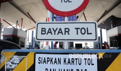  Petugas sedang melakukan persiapan penambahan loket tiket di Gerbang Tol Palimanan, Cirebon, Senin (13/6). (Republika/Tahta Aidilla)