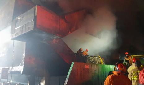 Petugas sedang melakukan proses pendinginan di gedung Blok C Pasar Impres yang berada dalam area Pasar Minggu di Kelurahan dan Kecamatan Pasar Minggu, Senin (12/4) malam.