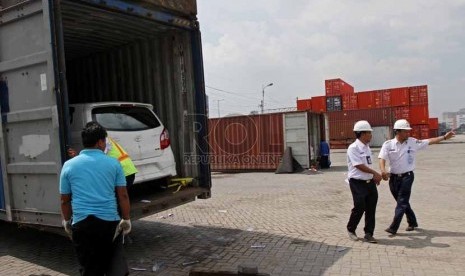 Petugas sedang melakukan simulasi keamanan pengiriman mobil via jasa pengiriman kargo kereta api, di Stasiun Barang Kampung Bandan, Jakarta, Jumat (18/7). (Republika/Adhi Wicaksono)