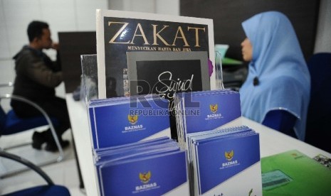 Petugas sedang melayani pembayar zakat di Baznas, Jakarta, Rabu (1/4).