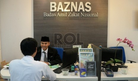  Petugas sedang melayani pembayar zakat di kantor Badan Amil Zakat Nasional (BAZNAS), Jakarta.