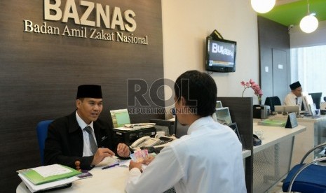  Petugas sedang melayani pembayar zakat di kantor Badan Amil Zakat Nasional (BAZNAS), Jakarta,