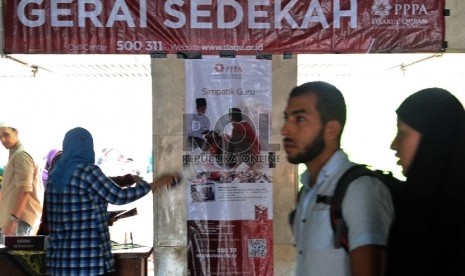 Petugas sedang melayani penerimaan zakat diGerai Sedekah PPPA Daarul Quran, Jakarta,Senin (25/5).