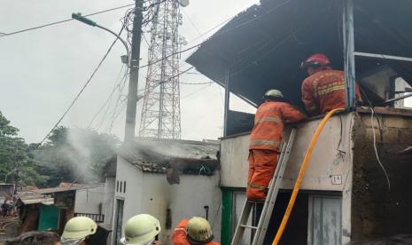 Petugas sedang memadamkan api yang membakar sebuah rumah di pemukiman padat penduduk di Jalan Anggrek, Kelurahan Bintaro, Pesanggrahan, Jakarta Selatan, hangus terbakar pada Sabtu (13/2) pagi.