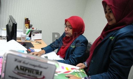 Petugas sedang mendata agen tour travel penyelenggara ibadah haji dan umroh di kantor Asosiasi Muslim Penyelenggara Haji dan Umroh Republik Indonesia (AMPHURI), Jakarta (Ilustrasi)