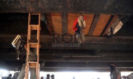  Petugas sedang menertibkan bangunan liar dikolong Tol Penjaringan, Jakarta Utara, Rabu (16/9).   (Republika/Tahta Aidilla)