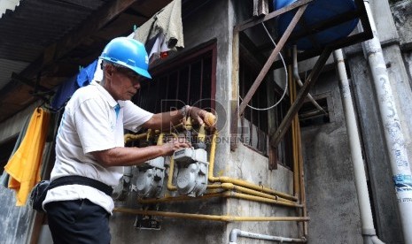 Petugas sedang mengecek instalasi pipa gas 