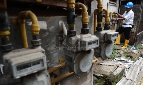 Petugas sedang mengecek instalasi pipa gas di pemukiman rusun Buaran, Jakarta, Selasa (29/9).  (Republika/Tahta Aidilla)