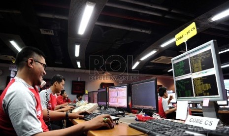 Petugas sedang mengecek jalur telekomunikasi di ruangan Network Operation Center Telkomsel,Jakarta, Selasa (7/7).