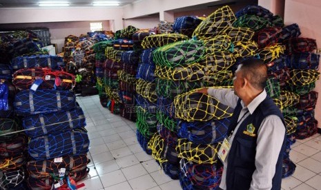  Petugas sedang mengecek koper milik calon jamaah haji di asrama haji Bekasi, Jawa Barat, Ahad (7/9). (Republika/ Tahta Aidilla)