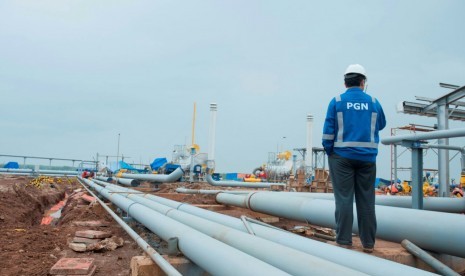 Petugas sedang mengecek proses pembangunan jaringan pipa gas PT Perusahaan Gas Negara Tbk (PGN)