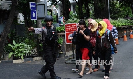 Petugas sedang mengevakuasi pekerja saat terjadinya ledakan bom di kawasan Sarinah, Jakarta,Kamis (14/1).