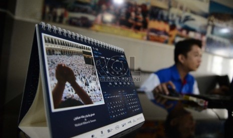 Petugas sedang menyelesaikan pekerjaannya disalah satu biro Umrah dan Haji di Jakarta, Senin(30/3).