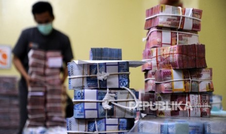  Petugas sedang menyusun tumpukan uang rupiah di Cash Center Bank BNI, Jakarta, Kamis (8\12).