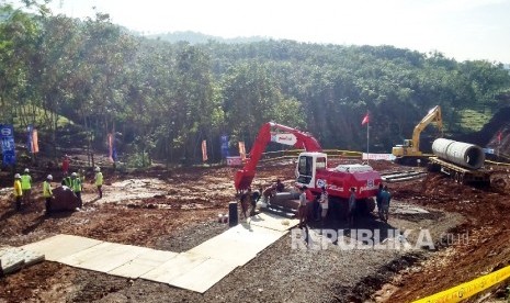 Petugas sedang meratakan tanah di lokasi ground breakig Kereta Api Cepat, Jakarta-Bandung di Ciwalini Kabupaten Bandung. 