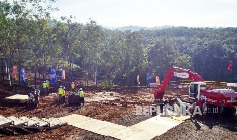 Petugas sedang meratakan tanah di lokasi ground breaking Kereta Api Cepat, Jakarta-Bandung di Ciwalini Kabupaten Bandung.