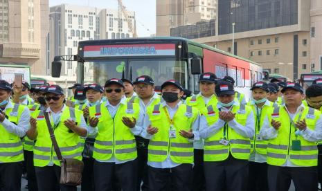 Petugas Seksi Transportasi Daker Makkah sedang melakukan simulasi pelaksanaan jalur Bus Shalawat di Makkah, Arab Saudi, Ahad (12/6). Sebanyak 204 bus shalawat akan melayani pergerakan para jamaah yang hendak sholat fardhu di Masjidil Haram.